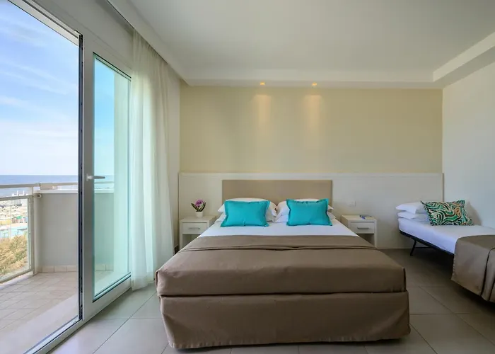 Hotel Augustus- Davanti A Noi C\'E Solo Il Mare
