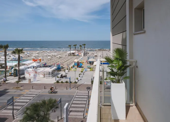 Hotel Augustus- Davanti A Noi C\'E Solo Il Mare