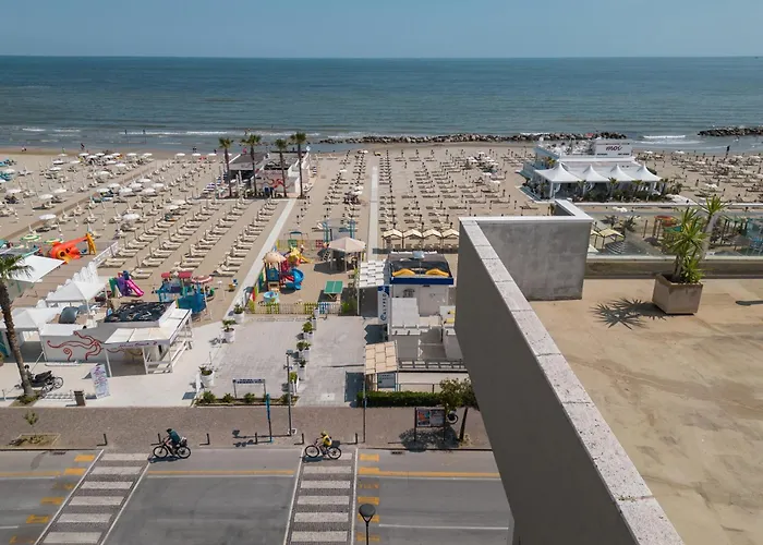 Hotel Augustus- Davanti A Noi C\'E Solo Il Mare
