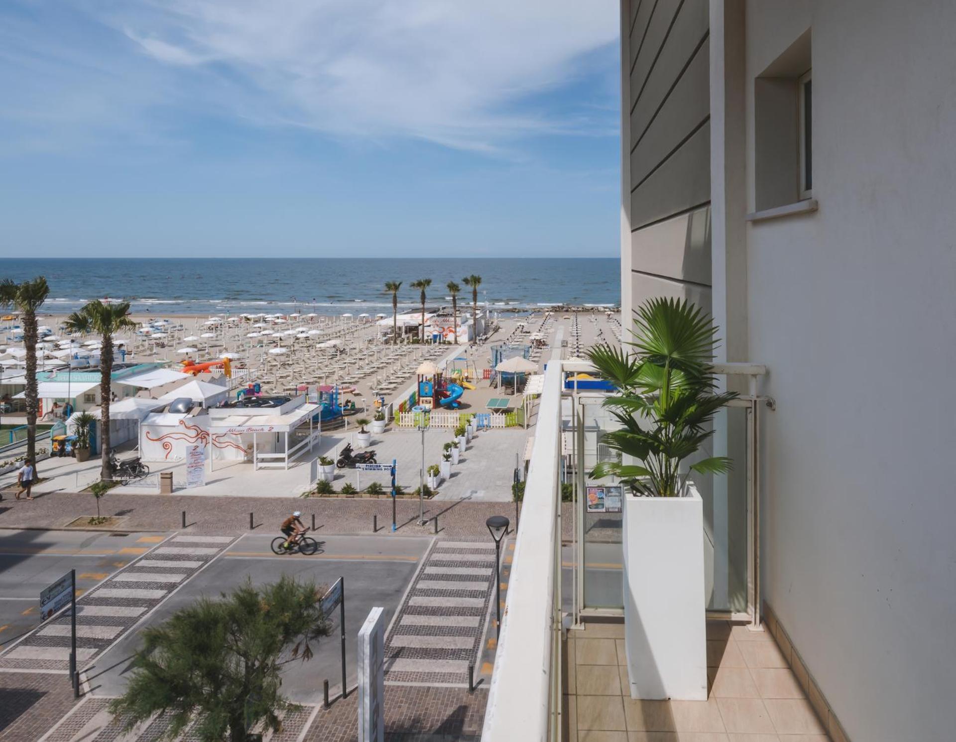 Hotel Augustus- Davanti A Noi C'e Solo Il Mare
