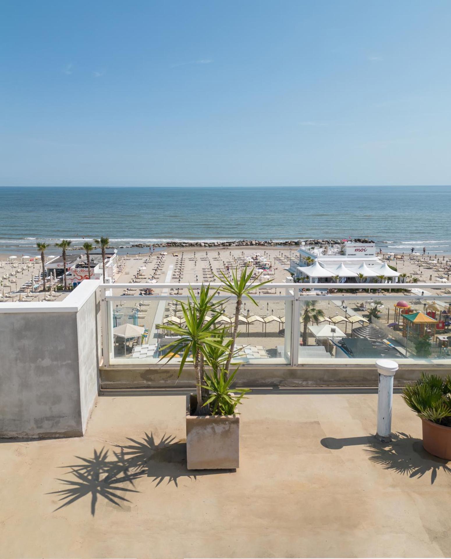 Augustus- Davanti A Noi C'e Solo Il Mare Hotel