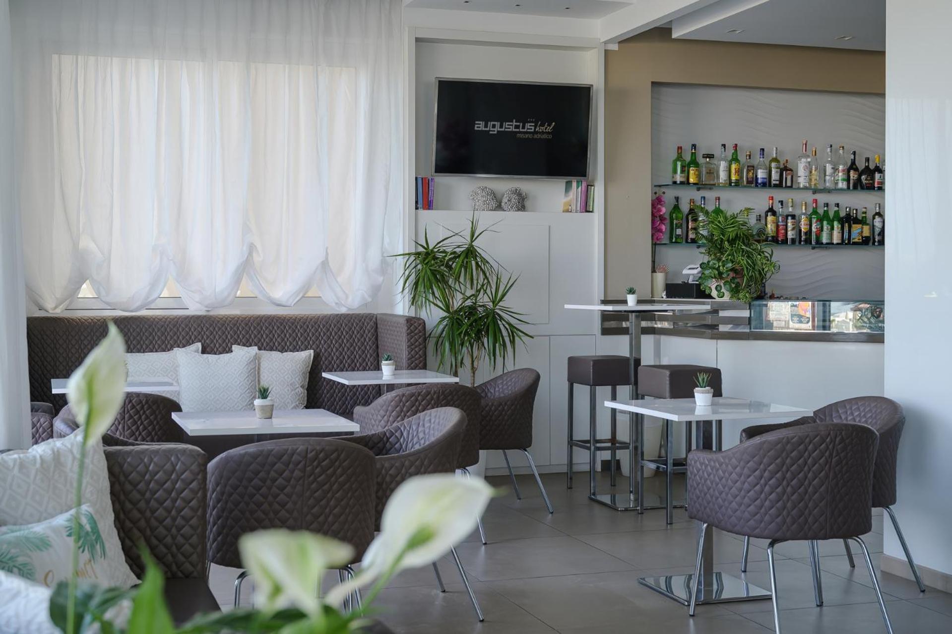 Hotel Augustus- Davanti A Noi C'e Solo Il Mare
