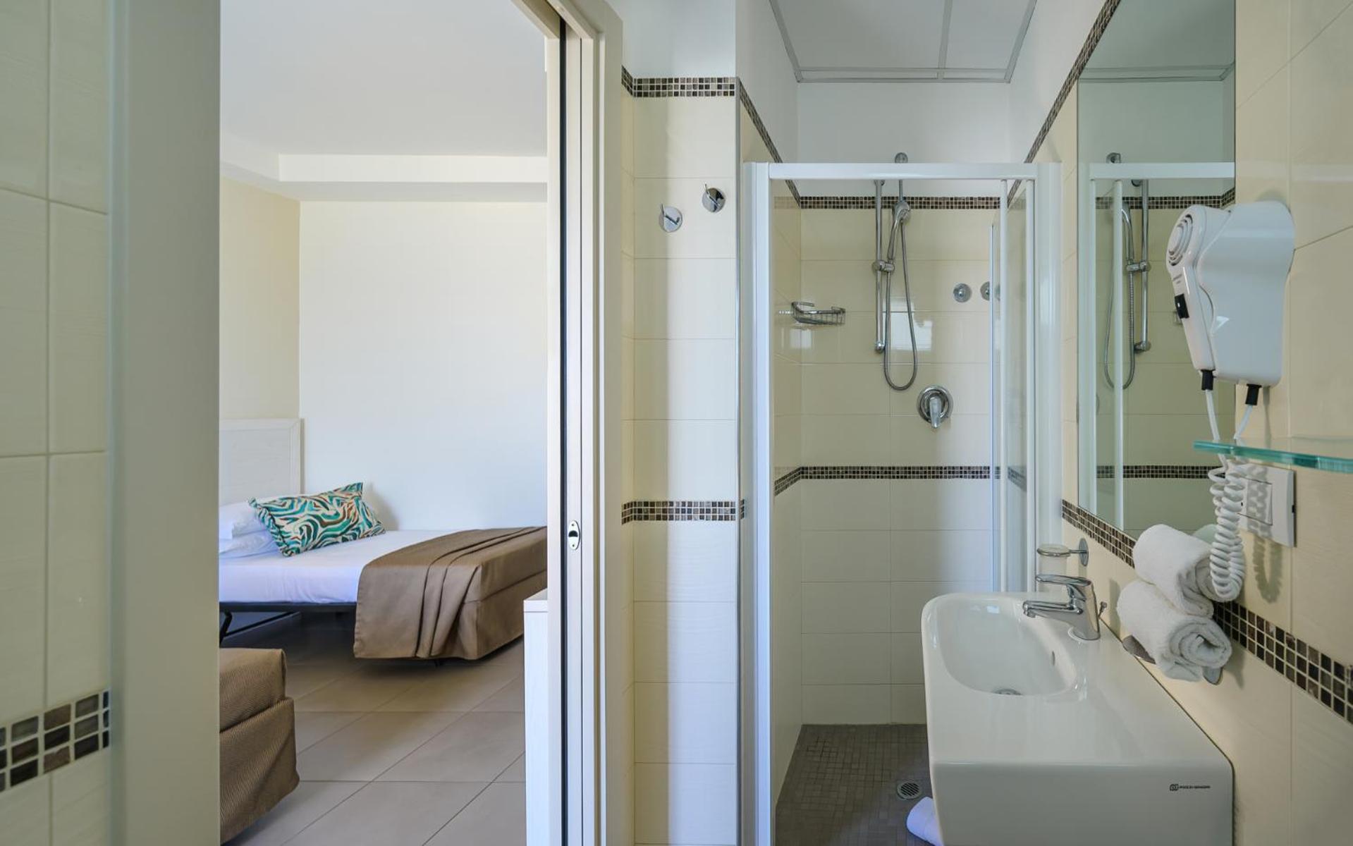 Hotel Augustus- Davanti A Noi C'e Solo Il Mare 3*