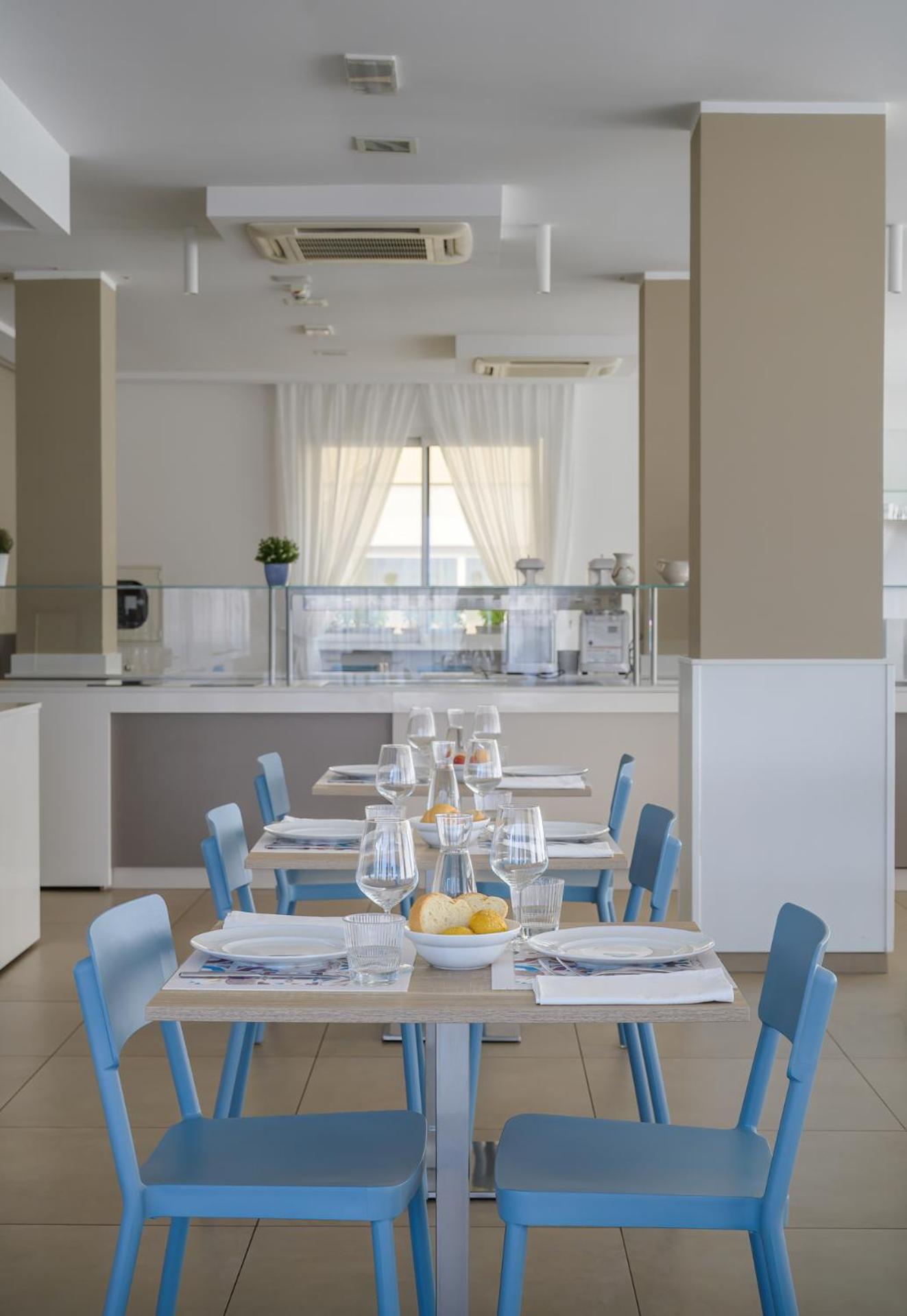 Hotel Augustus- Davanti A Noi C'e Solo Il Mare 3*