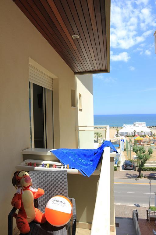 Hotel Augustus- Davanti A Noi C'e Solo Il Mare 3*