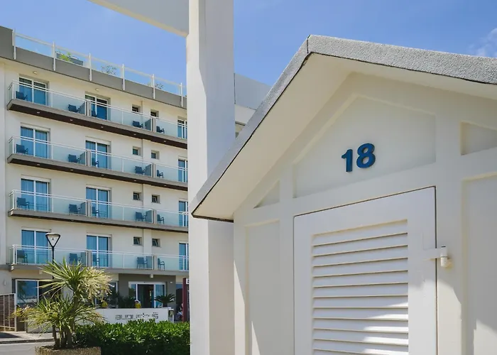 Hotel Augustus- Davanti A Noi C\'E Solo Il Mare