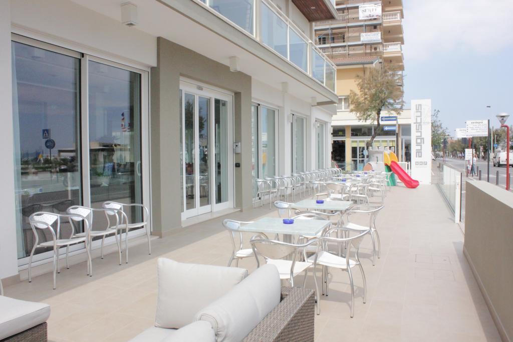 Hotel Augustus- Davanti A Noi C'e Solo Il Mare 3*