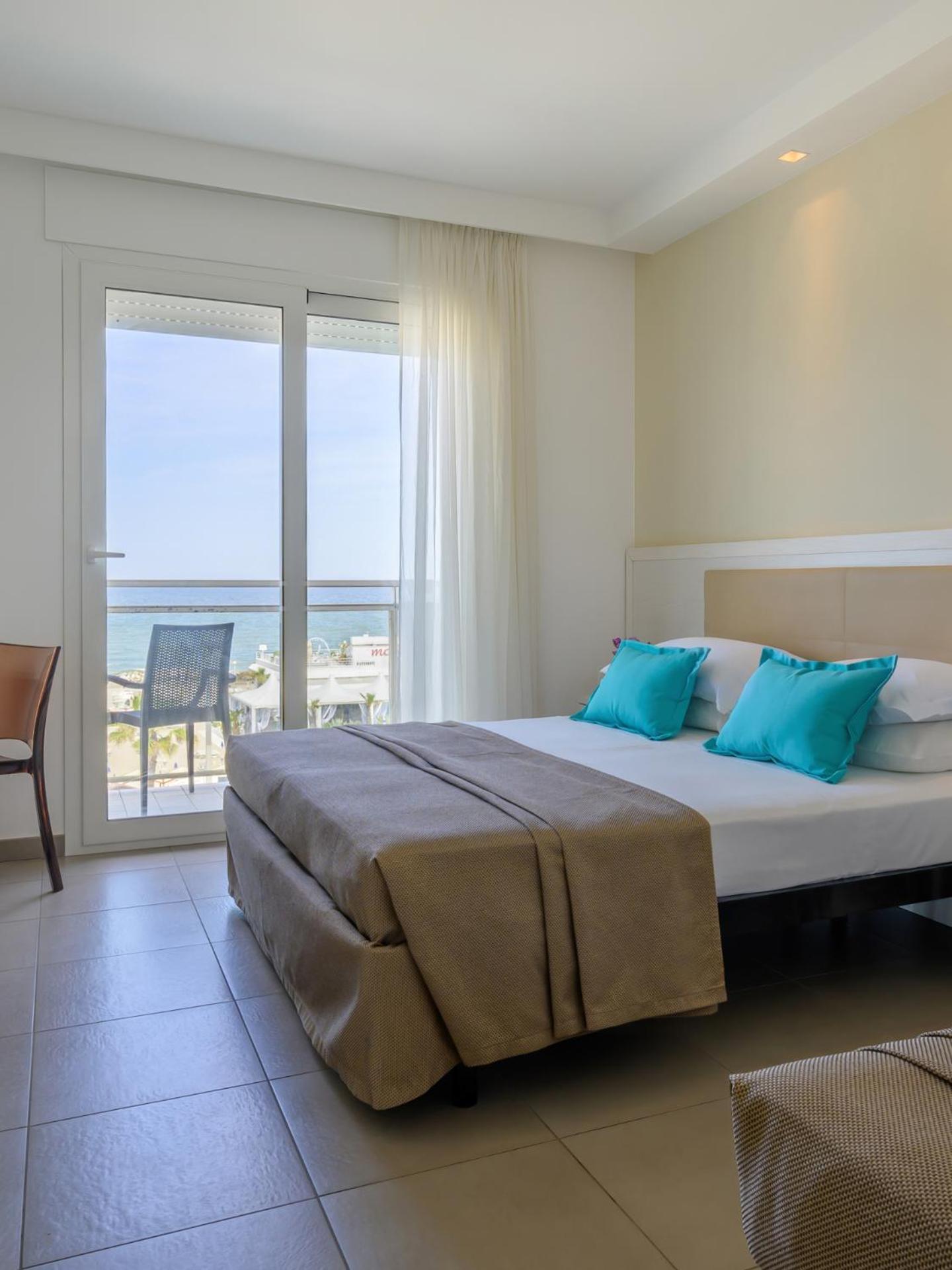 Hotel Augustus- Davanti A Noi C'e Solo Il Mare