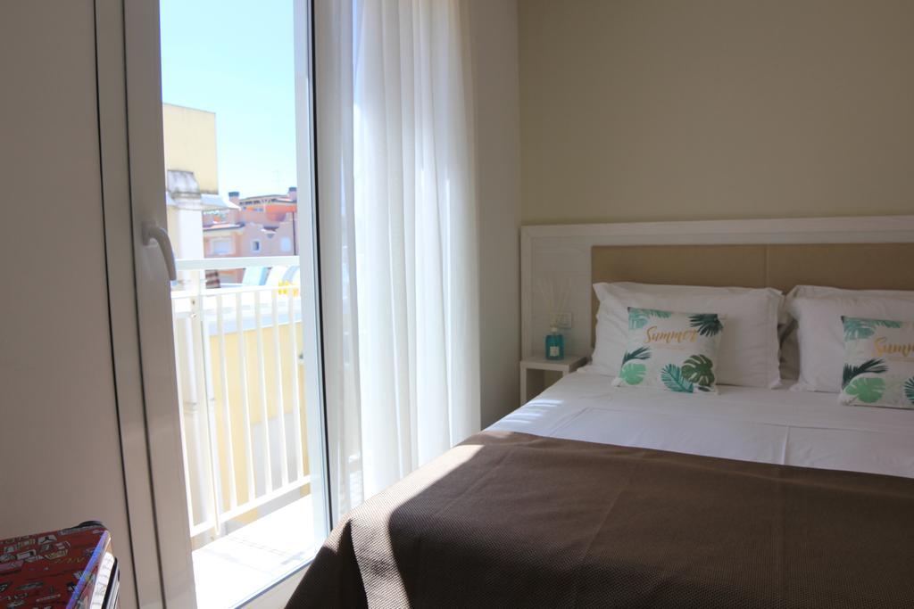 Hotel Augustus- Davanti A Noi C'e Solo Il Mare